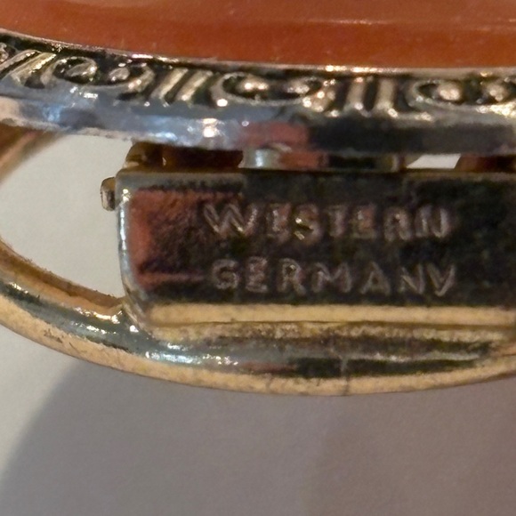 Vintage Western Germany Cameo Scarf Clip – 1" Round, Classical Lady Portrait - Picture 5 of 7